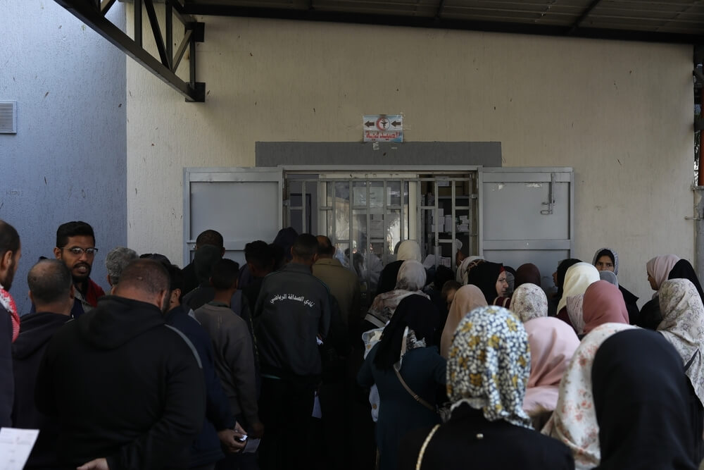 Pacientes aguardam em centro de saúde apoiado pela MSF no Norte de Gaza. © Nour Alsaqqa/MSF, fevereiro 2025.